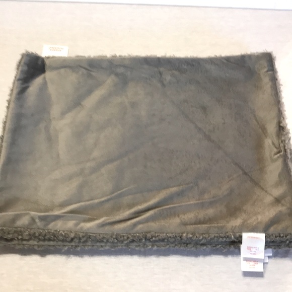 Nwt 4 North Pole Sherpa gray placemats. - Picture 2 of 8